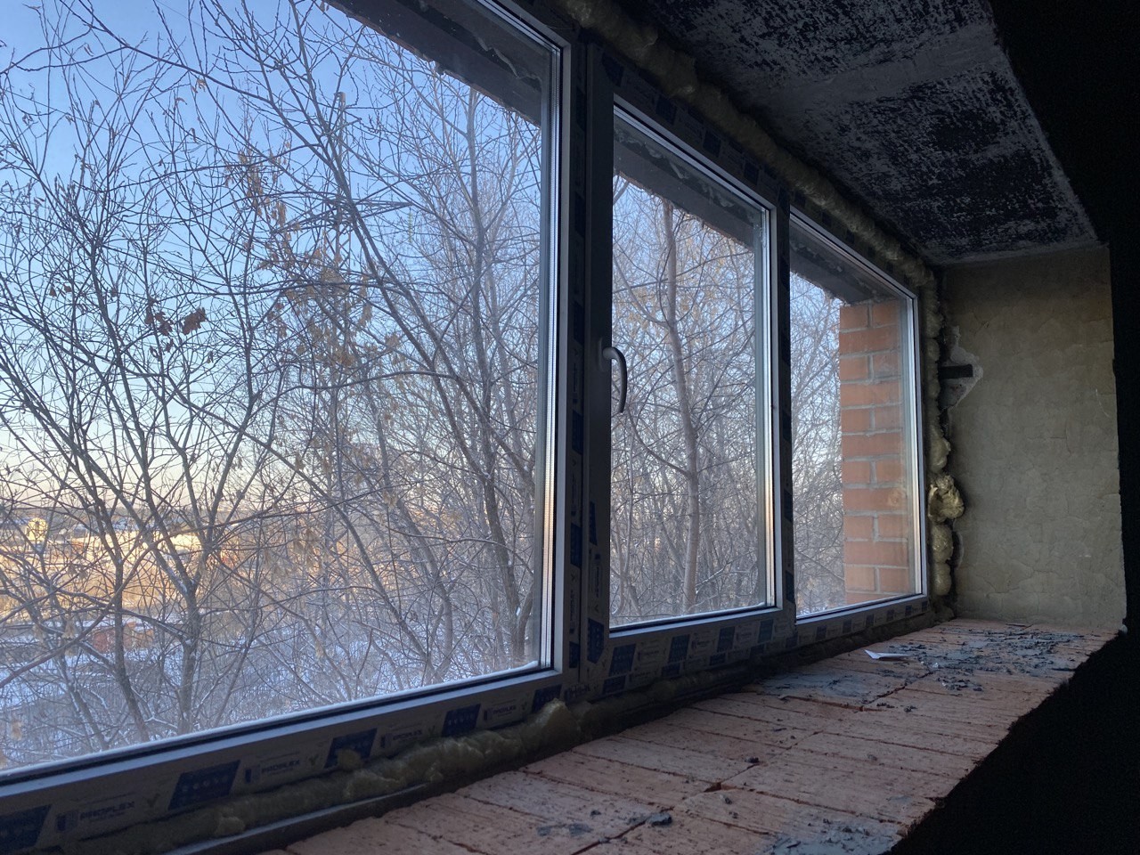 Установка трехстворчатых окон в коммерческое помещение